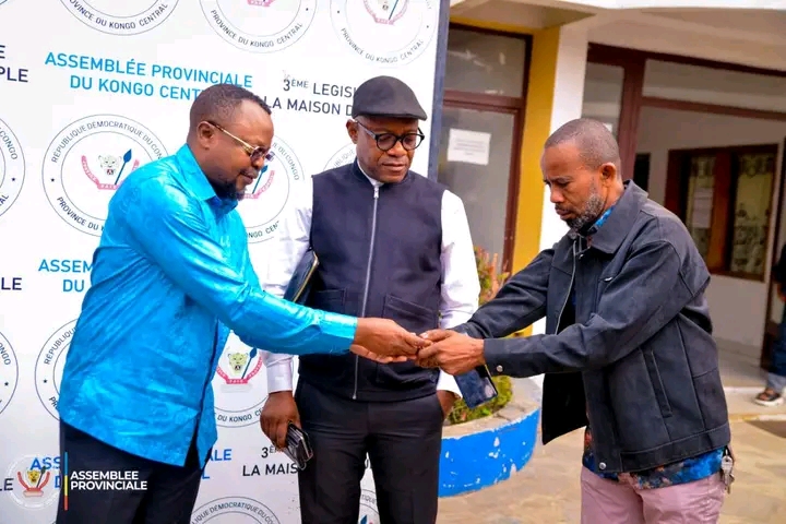 Illustration 2 - Kongo Central : remise officielle des attributs du vice-président de l’Assemblée provinciale après clarification de la Cour constitutionnelle